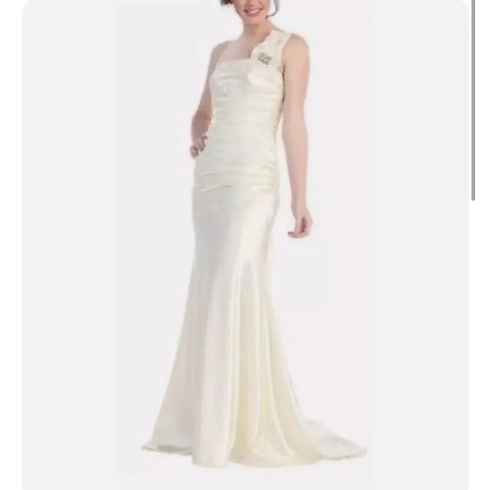 NWT Cindy Collection style 1230 in red sleeveless ruched jewelled size 2 XL